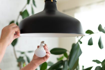 تعمیر لامپ LED در منزل با یک تکه سیم و چسب برق