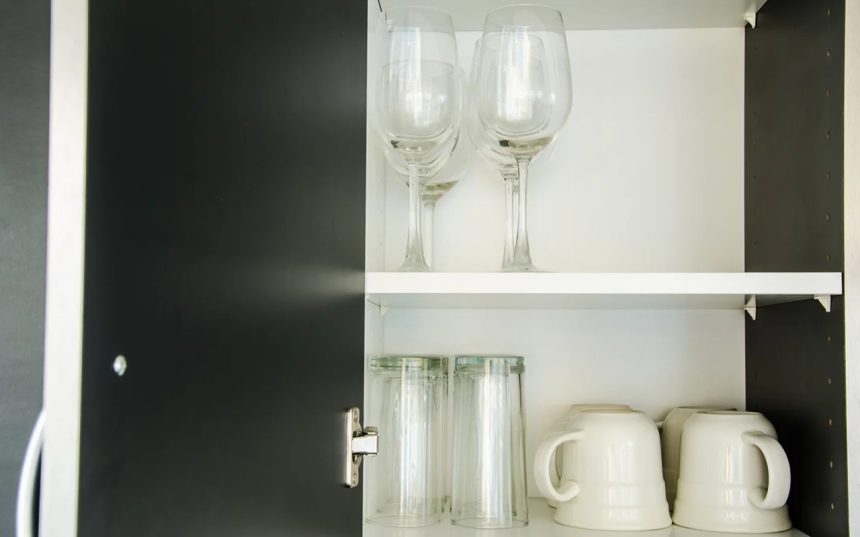 بهترین روش چیدمان لیوان‌ های شیشه‌ ای در کابینت کدام است؟