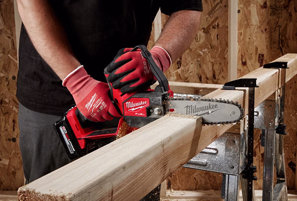 اره شارژی 8 اینچی میلواکی، یک ابزار کارآمد برای هرسکاری و شاخهزنی درختان