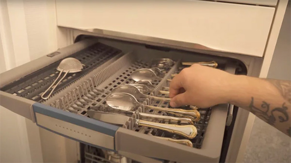 قرار دادن فویل آلومینیومی در داخل ماشین ظرفشویی برای براق کردن ظروف فلزی