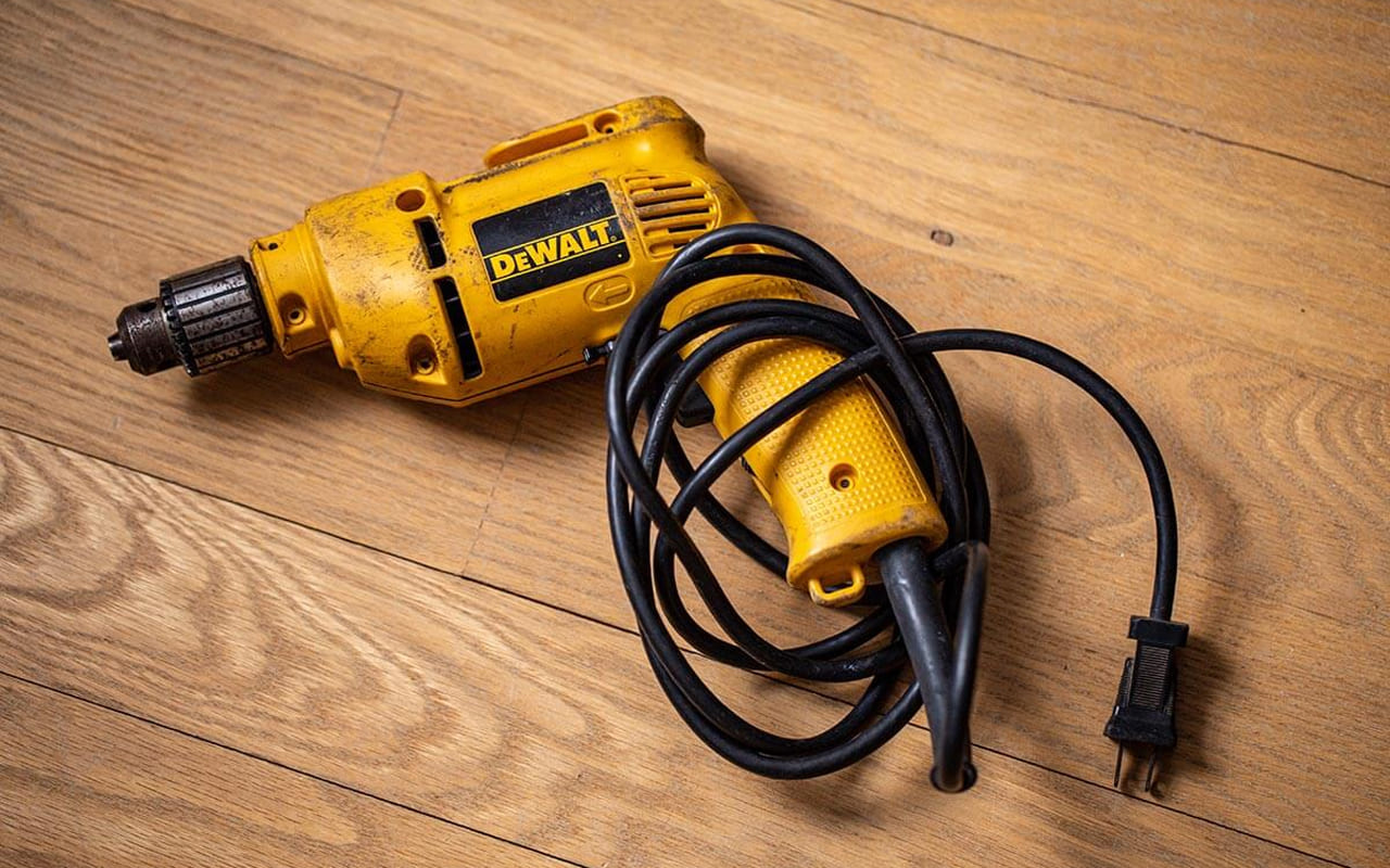 5 دلیل ارزش خرید بالای دریل برقی، دریل برقی در مقابل دریل شارژی