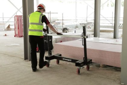 جابجایی مصالح ساختمانی بدون هیچ آسیبی! با چرخ باربری Armorgard LA750-PRO